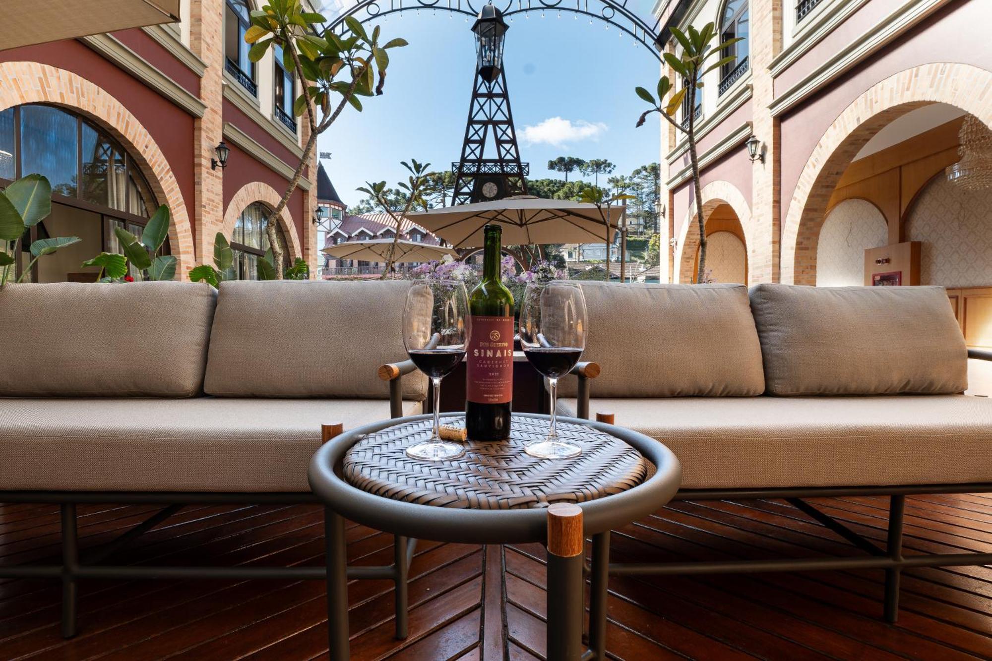 Pousada Luis XV Campos do Jordão Exteriér fotografie The patio at the Hotel de Ville