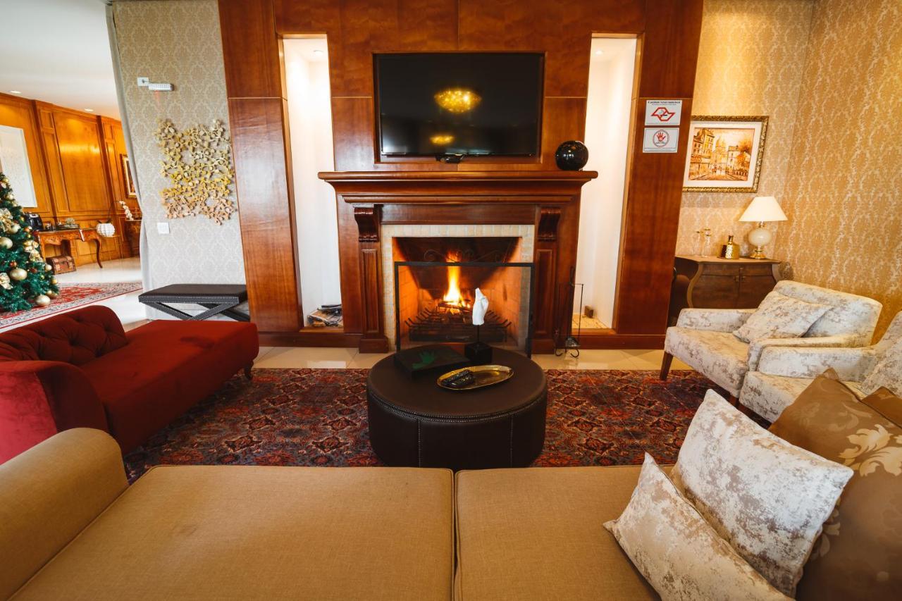 Pousada Luis XV Campos do Jordão Exteriér fotografie A living room with a fireplace