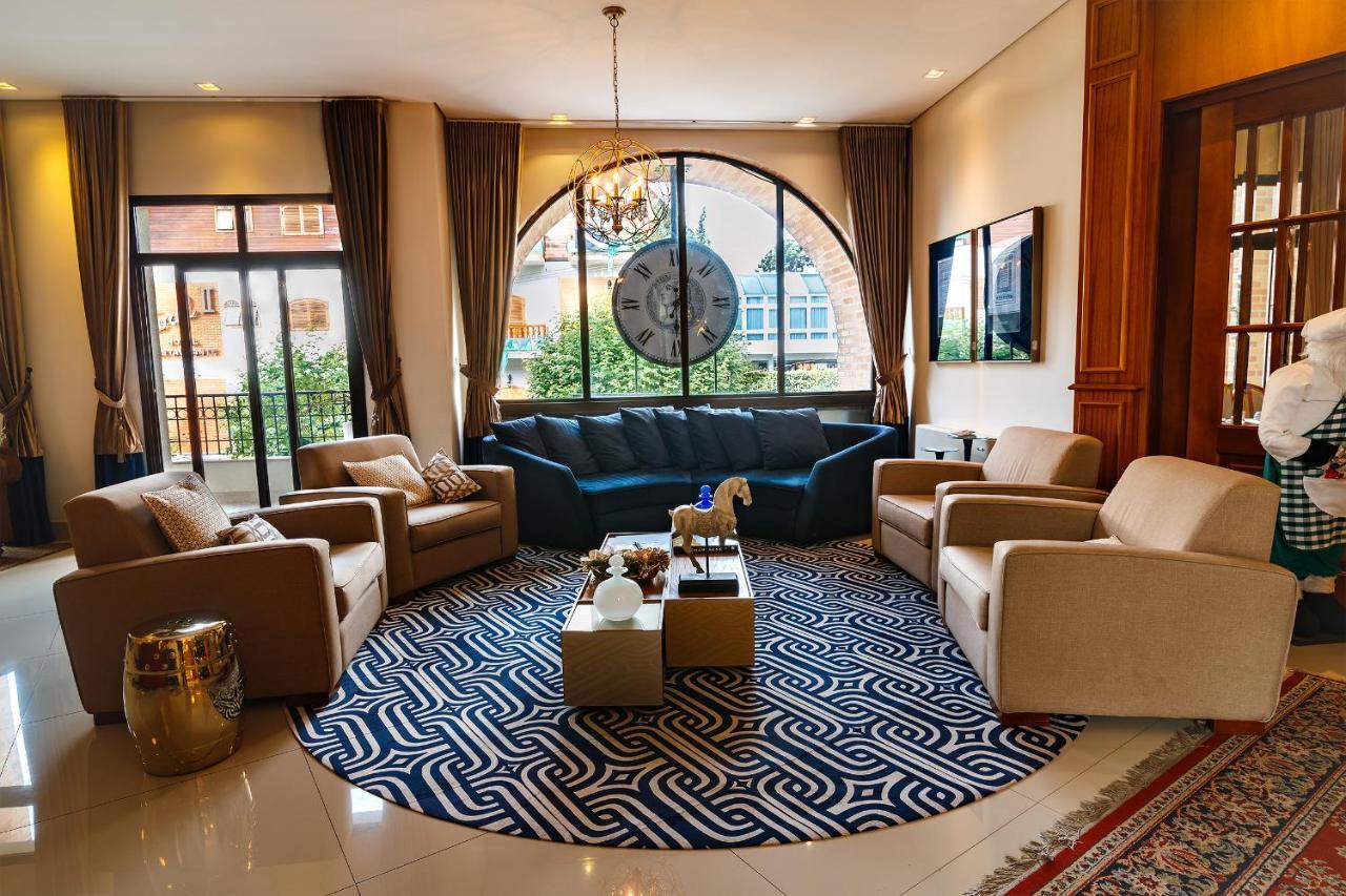 Pousada Luis XV Campos do Jordão Exteriér fotografie The lobby of the hotel