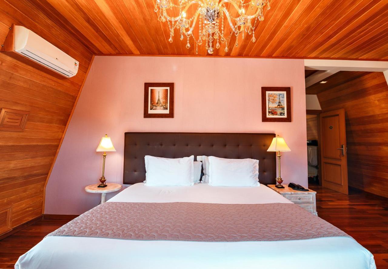 Pousada Luis XV Campos do Jordão Exteriér fotografie A bedroom at the hotel